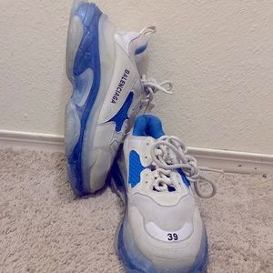 I’m sell Balenciaga’s they are blue they a size